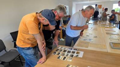 Besichtigung von alten Fotos