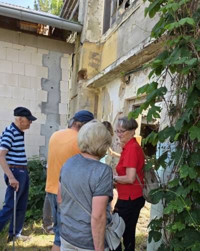 interessiert wird in die alten Hallen geschaut
