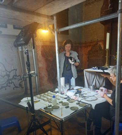 Christina Neubacher und Silke Rohmer bei der Arbeit