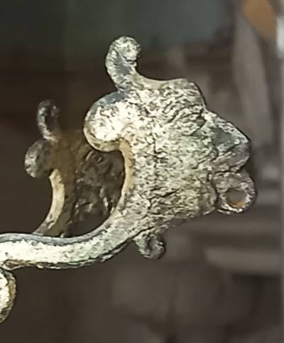 Messingarm mit Gesicht