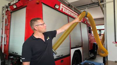 Patrick Hegewald erläuterte die Funktionalität der Abgasschläuche