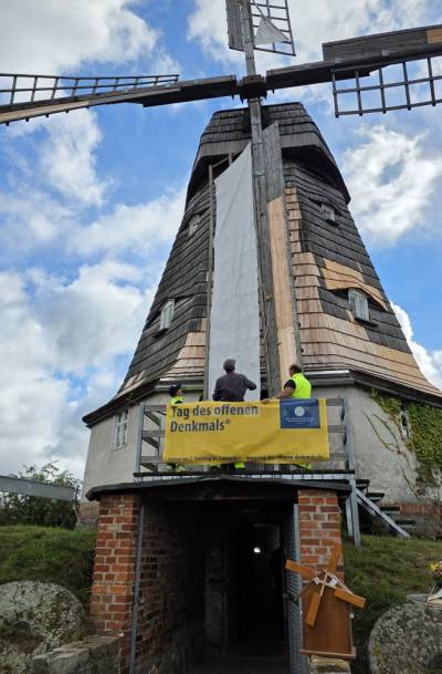Mitarbeiter des Bauhofes bereiteten die Mühle für das Drehen der Mühlenflügel vor.