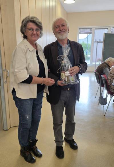 v.l. Christel Woizick ?bergibt an Ulrich Kriehn ein Pr?sent als Dankesch?n