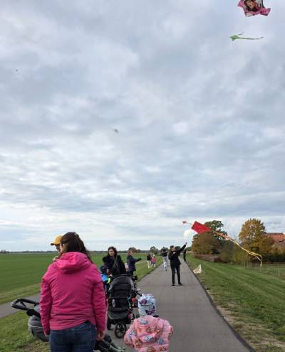 Teilnehmer und Zuschauer des Drachenwettbewerbes