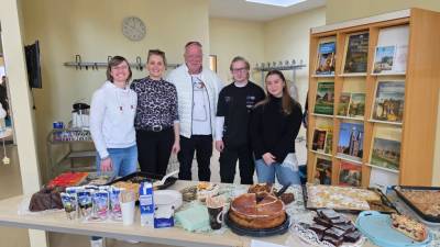 Kuchenverkauf durch die Klasse 10 der Pareyer Sekundarschule