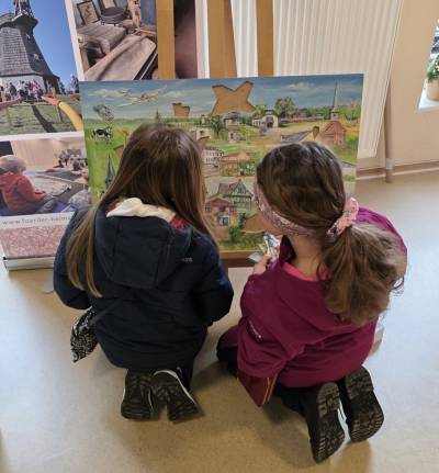 Die kleinen Gäste puzzelten am großem Wimmelbild.