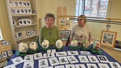 Stand Papierschnitt und bemalte Straußeneier