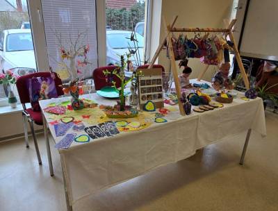 Stand Puppenkleidung, Genähtes und Gebalsteltes