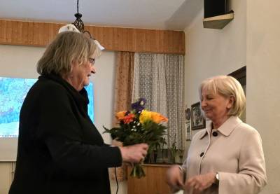 Theresia Gebauer bedankte sich bei Dr. Saskia Luther für den Vortrag.