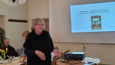 Theresia Gebauer eröffnete die Veranstaltung.