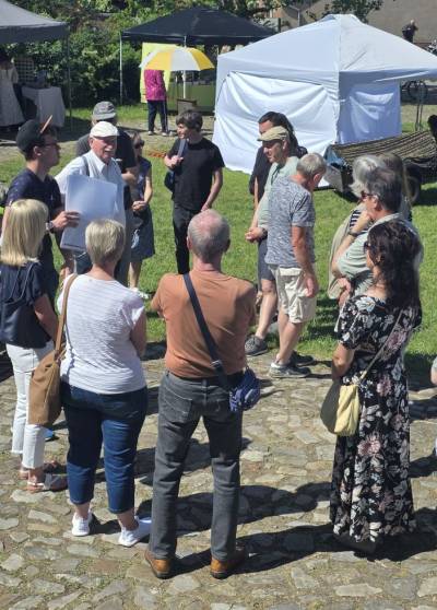 Christoph Große (li.) bot eine interessante Stadtführung an.