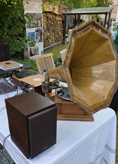 Auf dem Grammophon von Rolf Naumann wurde einiger seiner Schellackplatten abgespielt.