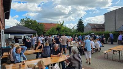 Besucher des Marktes in Jerichow