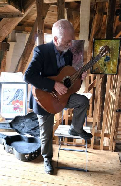 Ulrich Kriehn begleitete die Eröffnung musikalisch.
