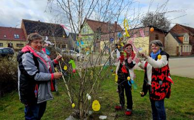 Elke Blach, Brigitte Hannemann und Christel Woitzick, Vertreterinnen der Volkssolidaritaet) richteten nicht nur das Basteln der Osterdeko aus, sondern schmueckten auch den Baum.