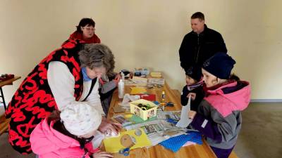 Hier wurde vor Ort fleissig Osterdeko gebastelt.
