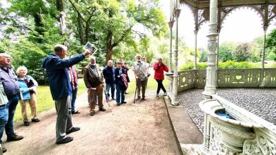 Führung durch den Schlosspark in Tangerhütte und Erläuterungen des restaurierten Kunstguss – Pavillons, der 1889 auf der Weltausstellung in Paris bewundert wurde. 