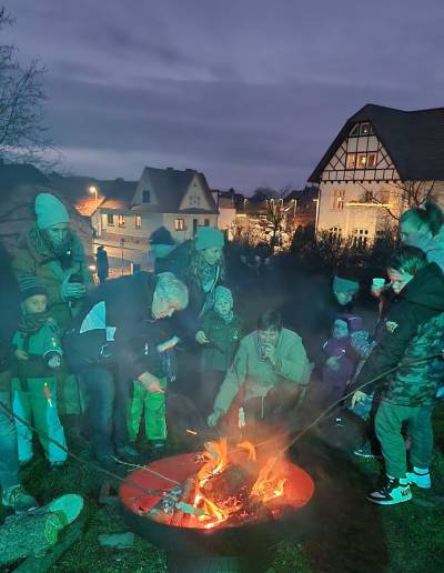 Das Stockbrotbacken war sehr beliebt.
