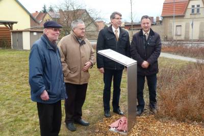 Harald Bothe (re.) bei der Einweihung des Behrens-Petzel-Platzes in Jerichow 2012
Foto: Volksstimme Genthin