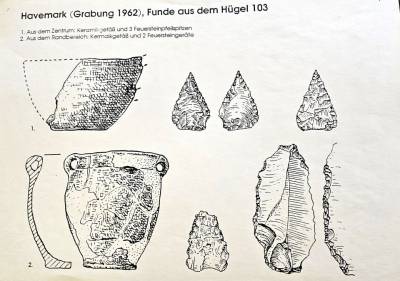 Fundstücke aus Grabhügel (Keramikgefäße und Feuersteine)