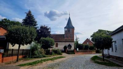 Die evangelische Dorfkirche Steinitz wurde 1714/1715 errichtet und ist als Baudenkmal im Denkmalverzeichnis des Landes Sachsen-Anhalt verzeichnet.