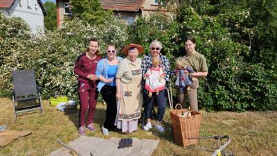 Ute Braune (Mitte) erklärte den Besuchern, wie früher Korn gemahlen wurde.