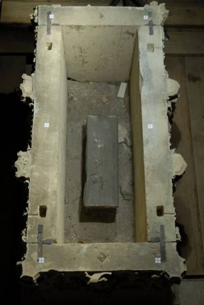 Das Hochgrab von 1510 ist geöffnet, darin der Bleisarg von 1510 @Claudia Hartung