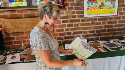 Berta Meyer führt uns durch die Ausstellung und zeigt uns einige Exemplare der Quempasmusikbücher