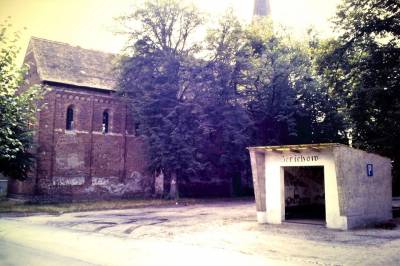 Ansicht Stadtkirche mit der Busunterstand, heute ist der Busunterstand moderner