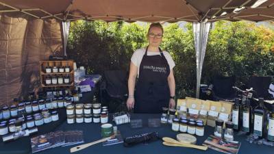 Christel Krawzoff mit Produkten von der Firma 