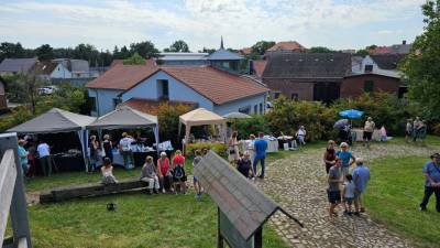 reges Treiben beim Kreativmarkt