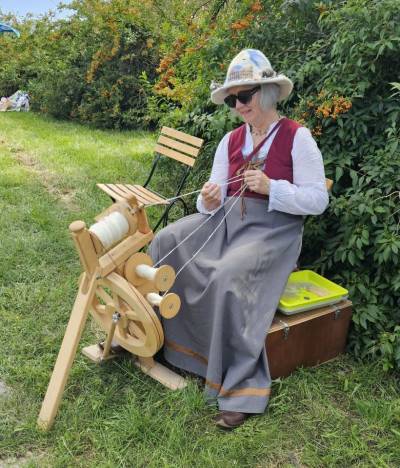 Patra Hoffmann bei einer Spinnradvorführung