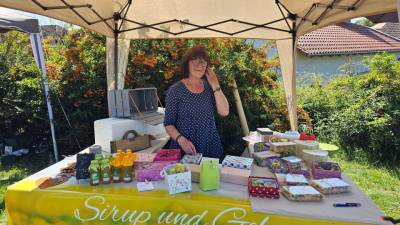 Helga Giesmann bot Sirup und Gelee aus Hollunderblüten und Löwenzahn an