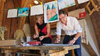 Catharina Bertram und Philipp Jahn bei der Auszählung der Stimmen