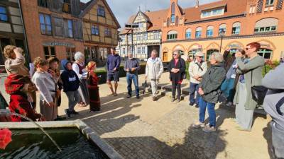 Aus dem Kindermunde wurde uns die tausendjährige Geschichte der reizvollen Stadt in Reimform, mit Versen und Liedern erzählt.