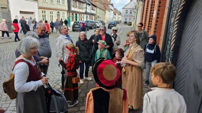 Aus dem Kindermunde wurde uns die tausendjährige Geschichte der reizvollen Stadt in Reimform, mit Versen und Liedern erzählt.