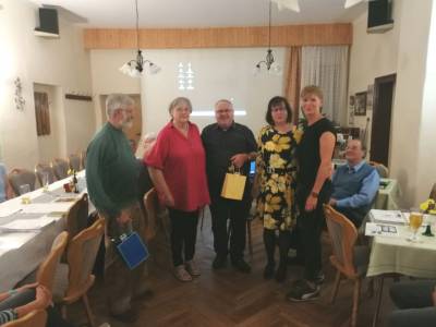 Vorsitzende Yvette Below (2.v.l.) und Schatzmeisterin Catharina Bertram (re.) vom Verein übergeben als Dankeschön kleine Präsente an die Ersteller und Organisatoren des Heimatkalenders Karl Eisbein, Theresia Gebauer und Rolf Naumann (v.l.)
v.l. Karl Eisbein, Theresia Gebauer, Rolf Naumann, 