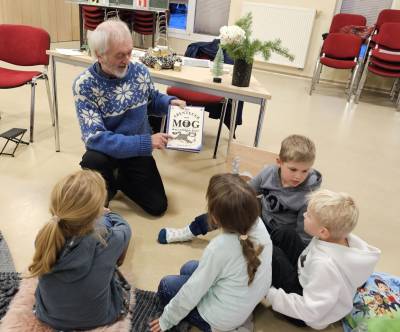 Ulrich Kriehn liest die Geschichte vom Kater Mog vor.