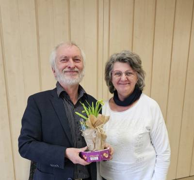 Christel Woitzick bedankt sich bei Ulrich Kriehn seine Rezitationen