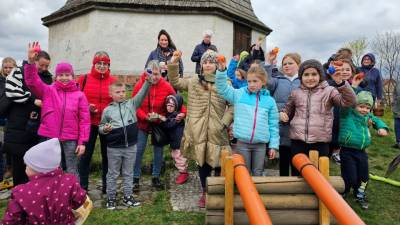 Die Kinder freuten sich über die gefundenen Eier.