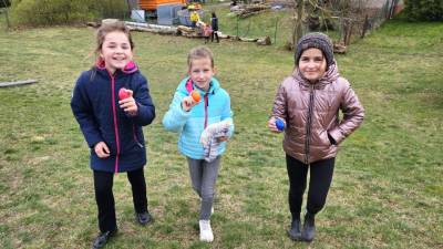 Freude über die gefundenen Eier