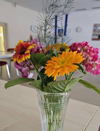 Die Mitarbeiterinnen des Bürgerhauses haben sich wieder viel Mühe bei der Dekoration des Saales gegeben.