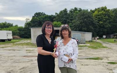 v.l. Yvette Below bedankt sich bei Annegret Schmidt für die Führung