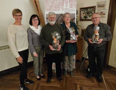 Vorsitzende Yvette Below (2.v.l.) und Schatzmeisterin Catharina Bertram (li) vom Verein übergeben als Dankeschön kleine Präsente an die Ersteller und Organisatoren des Heimatkalenders Karl Eisbein (Mi), Theresia Gebauer (2.v.r.) und Rolf Naumann (re.).