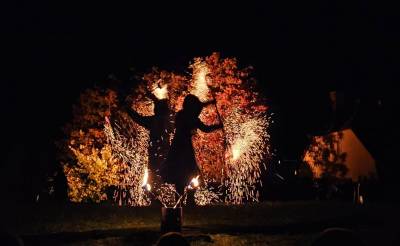 eine spektakuelle Feuershow des Duos 