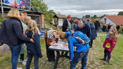 Kinder konnten Bilder mit Schwarlichtstiften selbst erstellen, die im unteren Bereich der Mühle ausgestellt wurden.