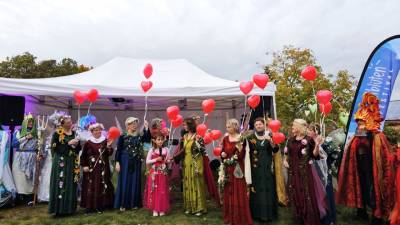 Die Schlossfest-Theatergruppe aus Gieboldehausen stellten die 4 Elemente dar und zusätzlich das Element 