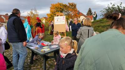Kinder konnten Bilder mit Schwarlichtstiften selbst erstellen, die im unteren Bereich der Mühle ausgestellt wurden.
