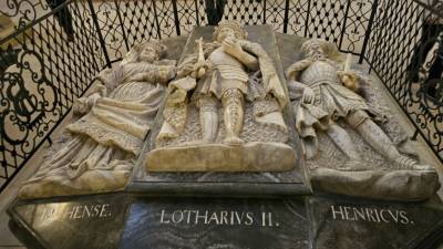 Grab von Kaiser Lothar III., seine Frau Richenza und sein Schwiegersohn Heinrich der Starke, Herzog von Bayern im Dom Königslutter