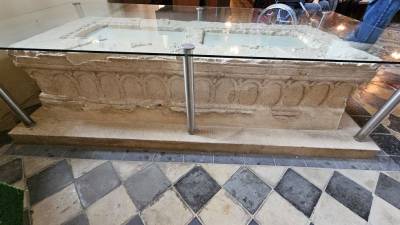 Grabtumba in der Dorfkirche Walbeck